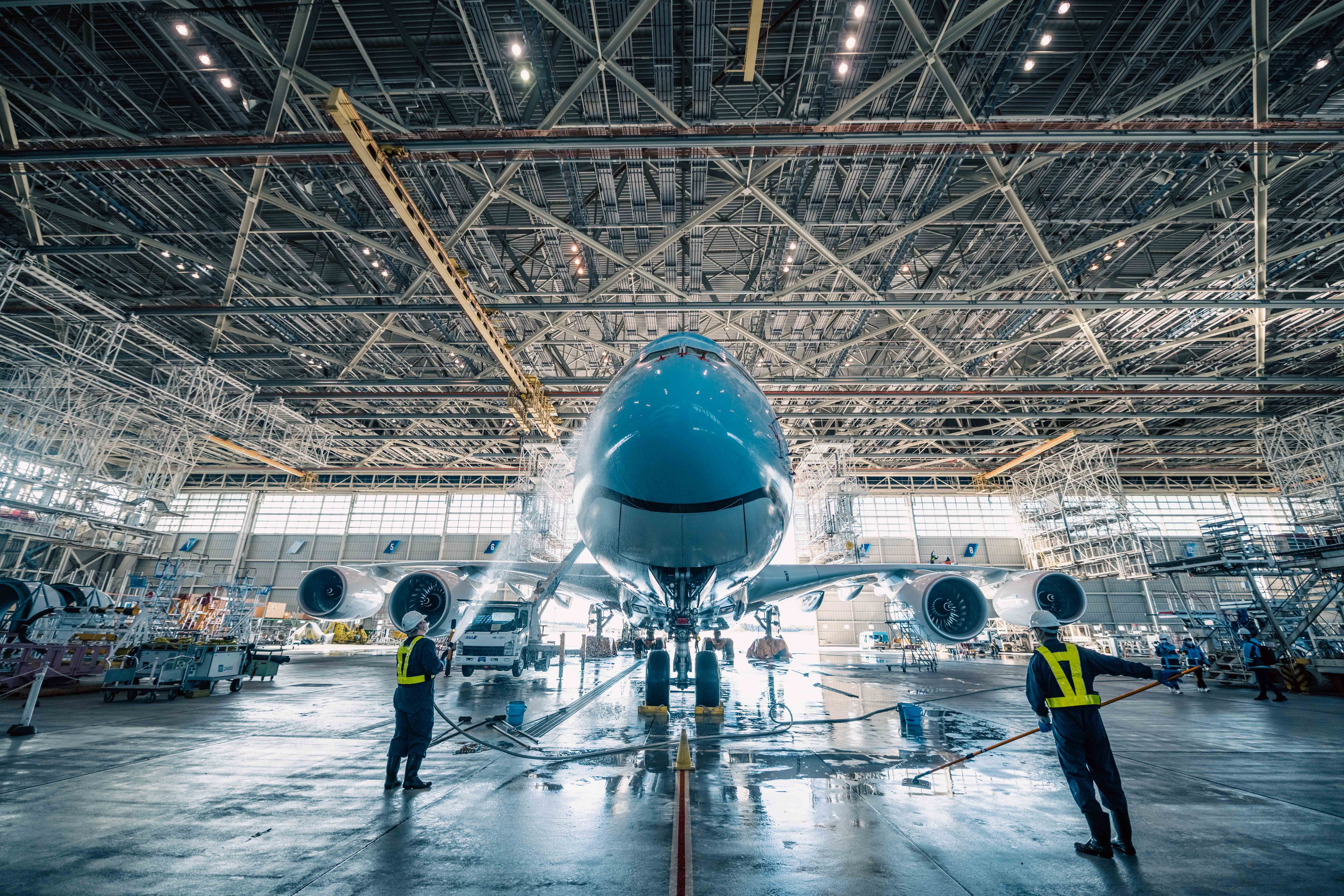 新年を晴れやかに迎えよう──ANAの巨大旅客機の洗浄作業に迫る！ | GQ