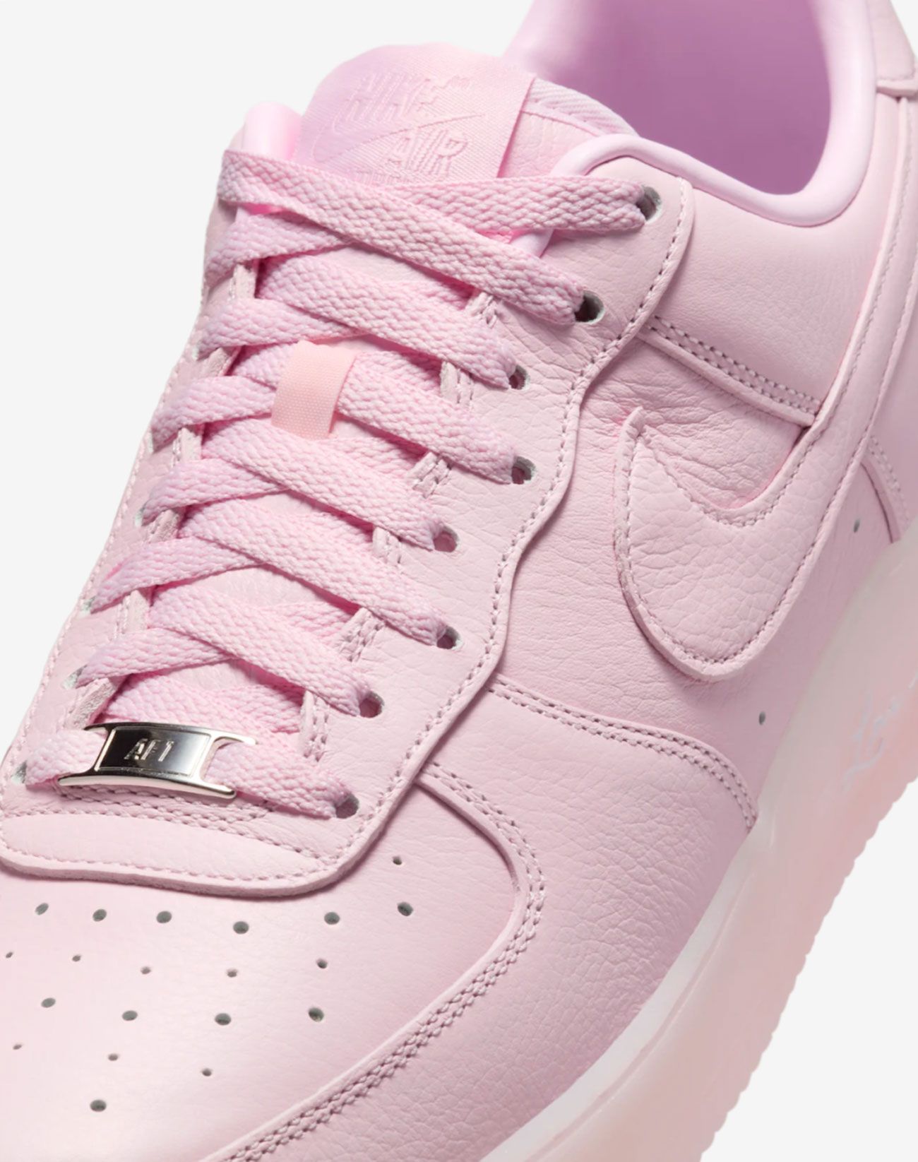 春らしいピンクを纏ったナイキ「NOCTA エア フォース 1 “Pink Foam