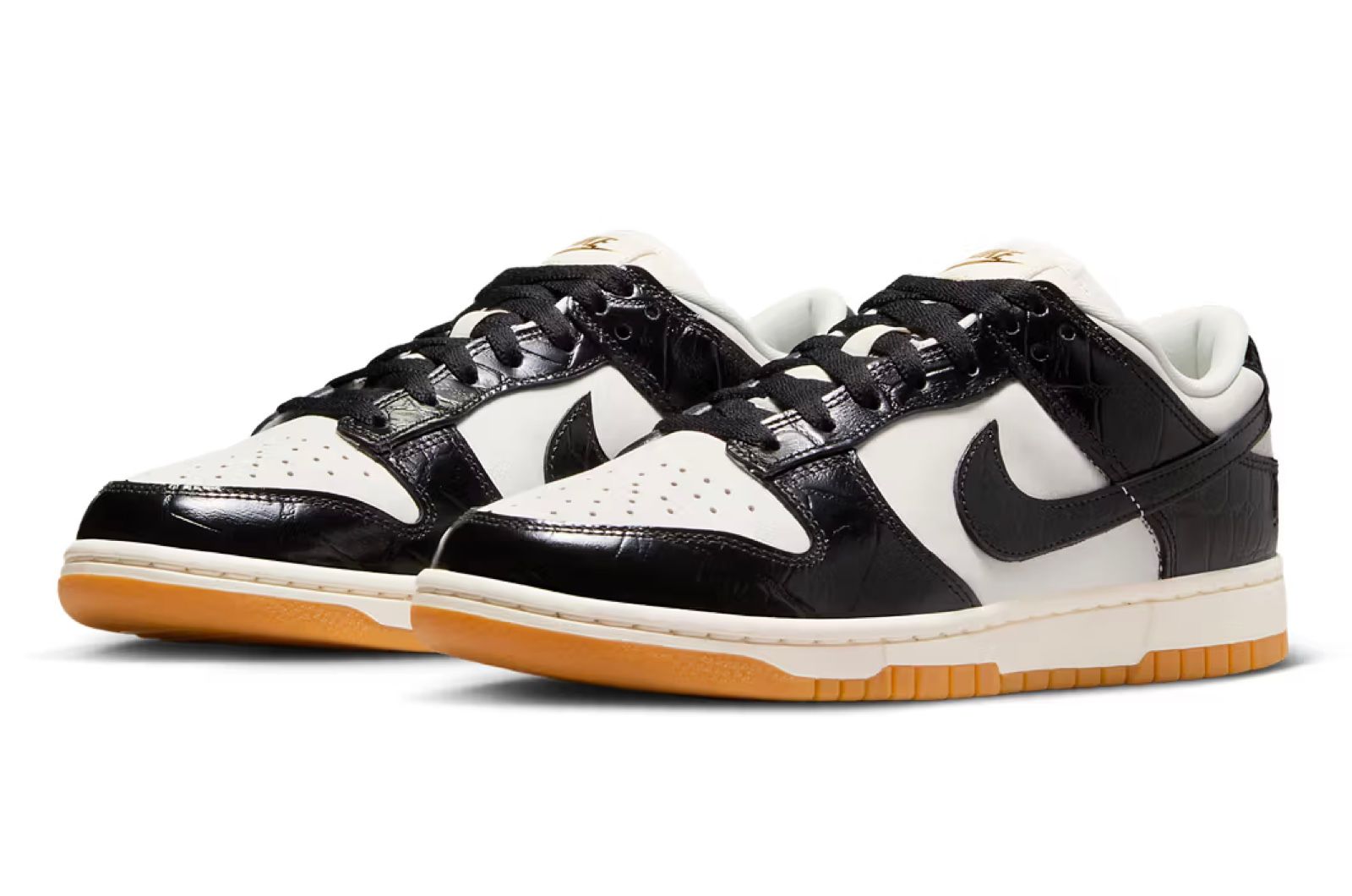 ナイキ「ダンク LOW “Black Croc”」は、光沢感のあるブラック&ホワイト