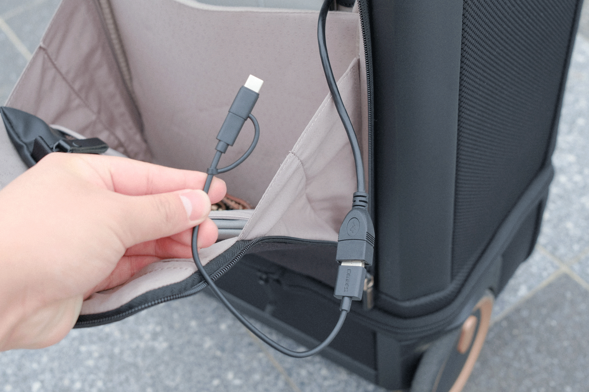 ニョキっと伸びて容量増！ スーツケース「KABUTO」は荷物が増えがちな