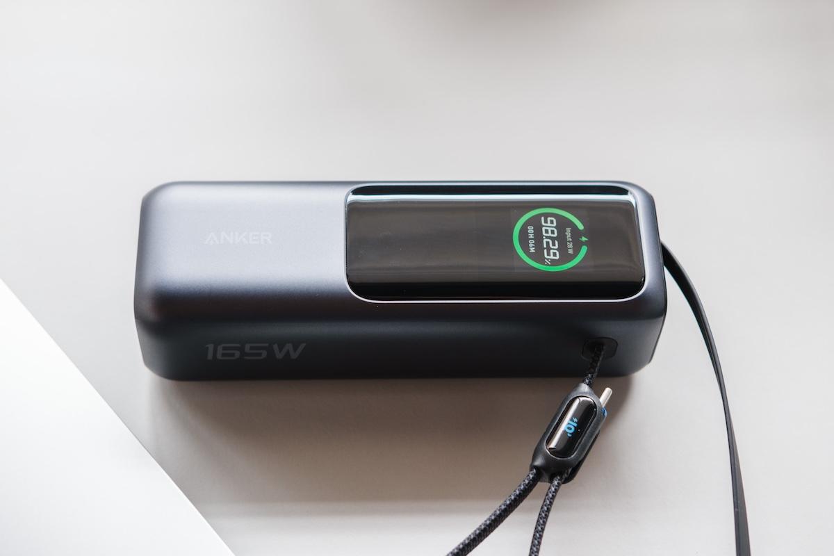 ディスプレイ搭載＆ケーブル2本内蔵。Ankerの「パワフルすぎるモバイル