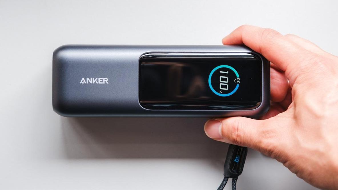 ディスプレイ搭載＆ケーブル2本内蔵。Ankerの「パワフルすぎるモバイル