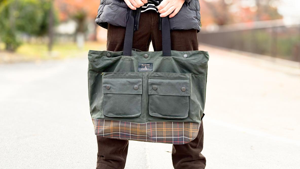 定番ジャケットと同じ素材で作られた、バブアーの「3WAYトート」。経年