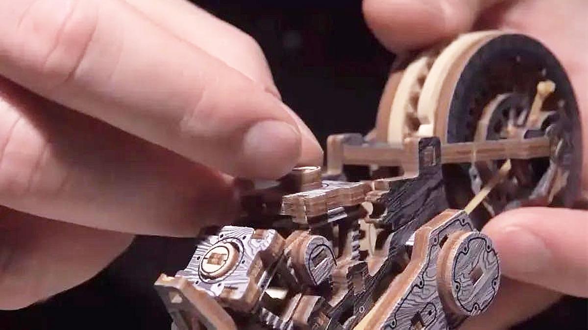 168パーツをコツコツ。完成したら“ちゃんと走る”のがうれしい木製