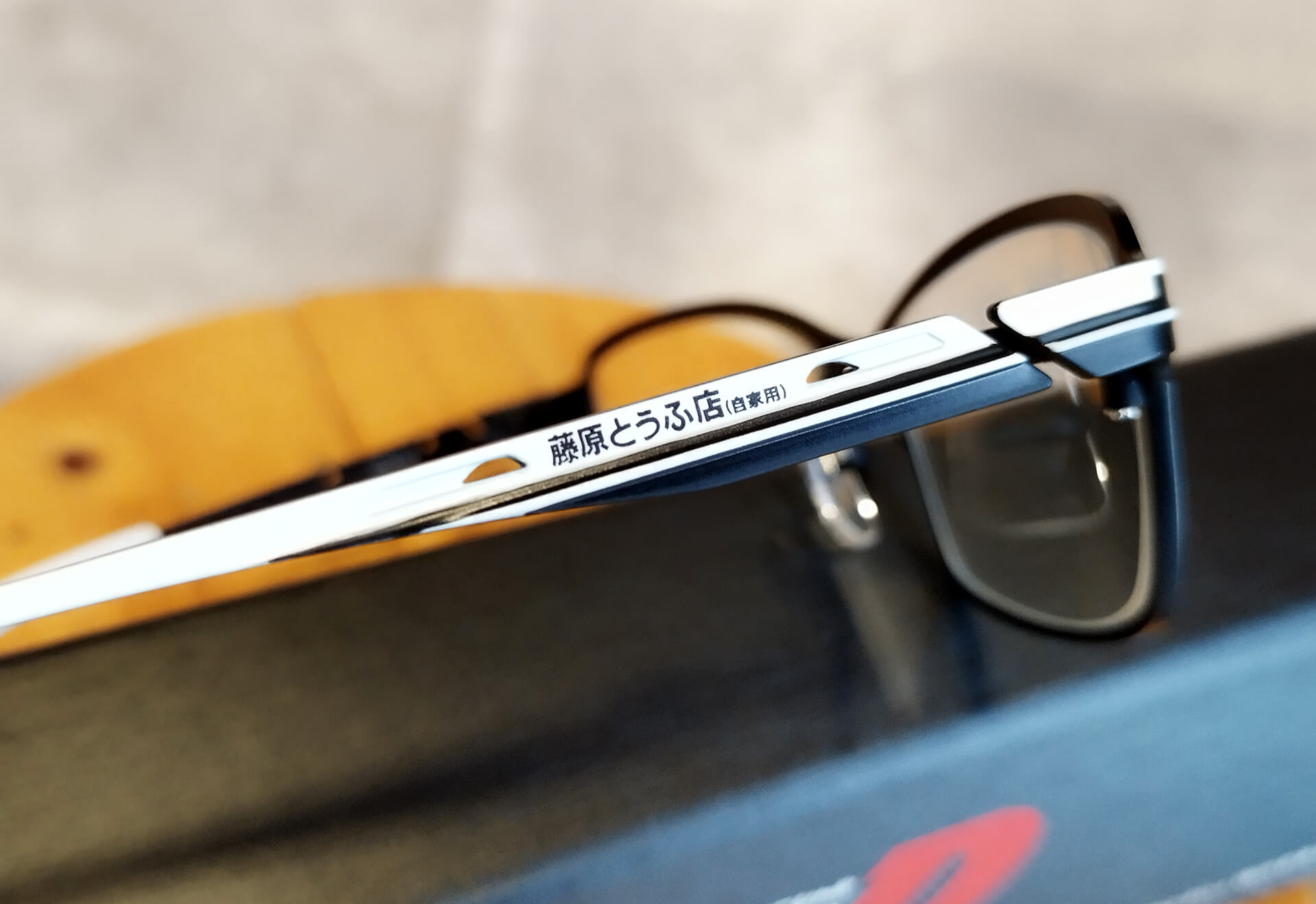 新商品】『頭文字D』 主人公が乗るAE86をイメージした眼鏡発売中