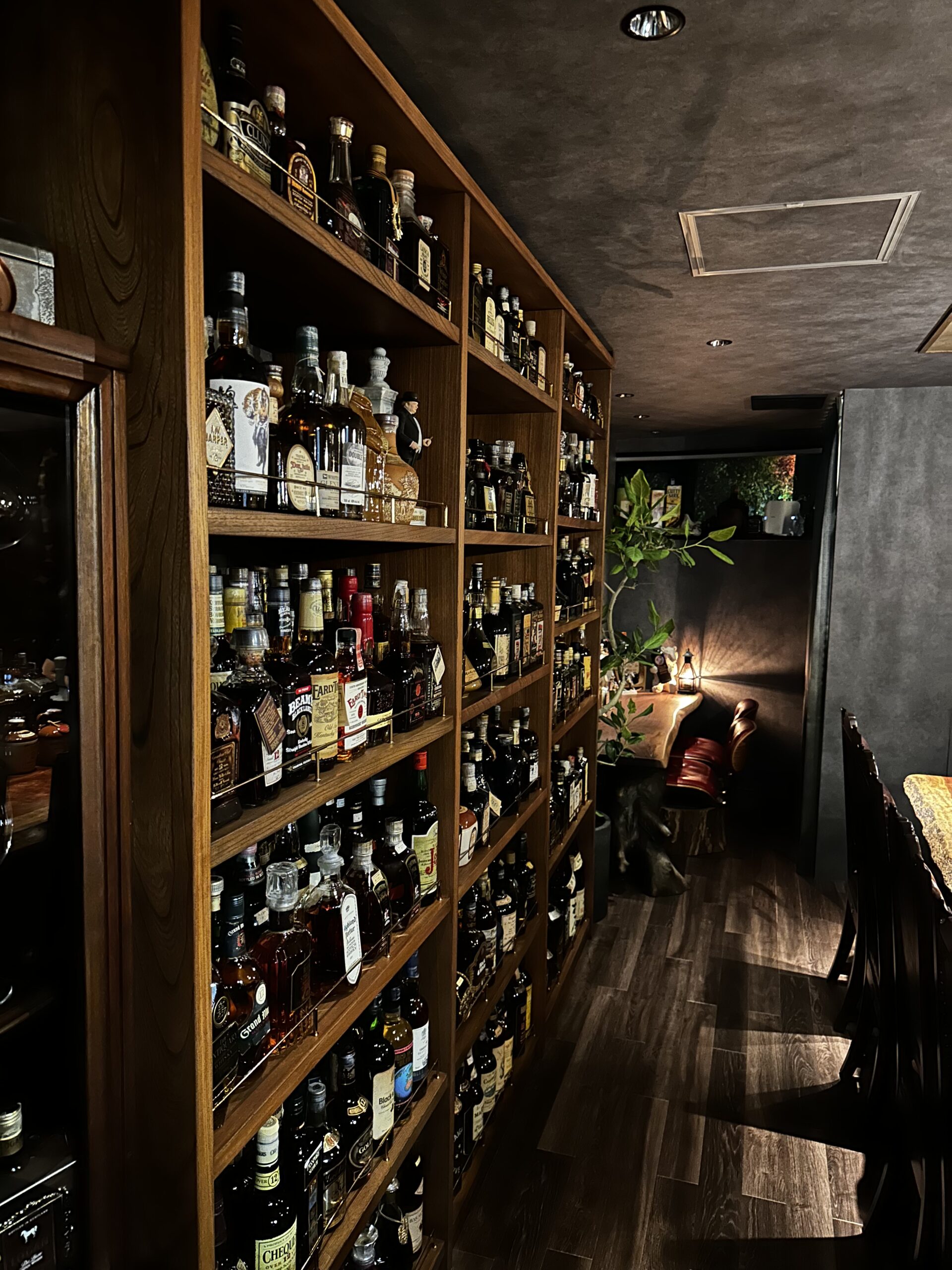 オーセンティックバーのカウンターとボトルラック – 野瀬銘木店