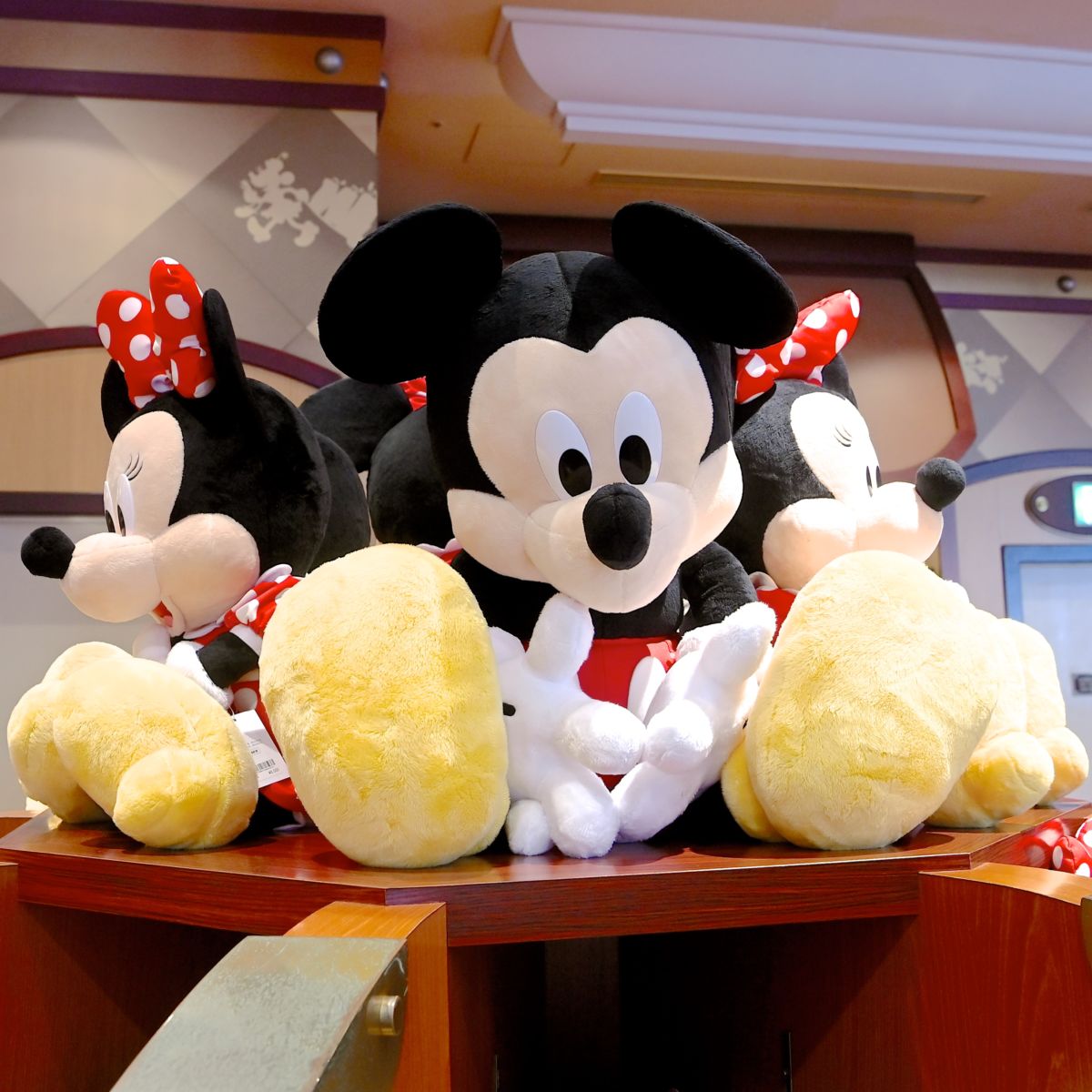 特大サイズも登場！東京ディズニーランド｢ミッキー＆ミニー」ぬいぐるみ -