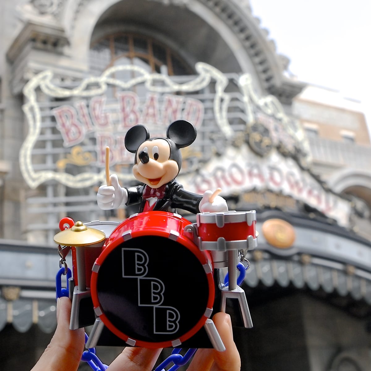 ドラムをたたくミッキーマウス！東京ディズニーシー「ビッグバンド