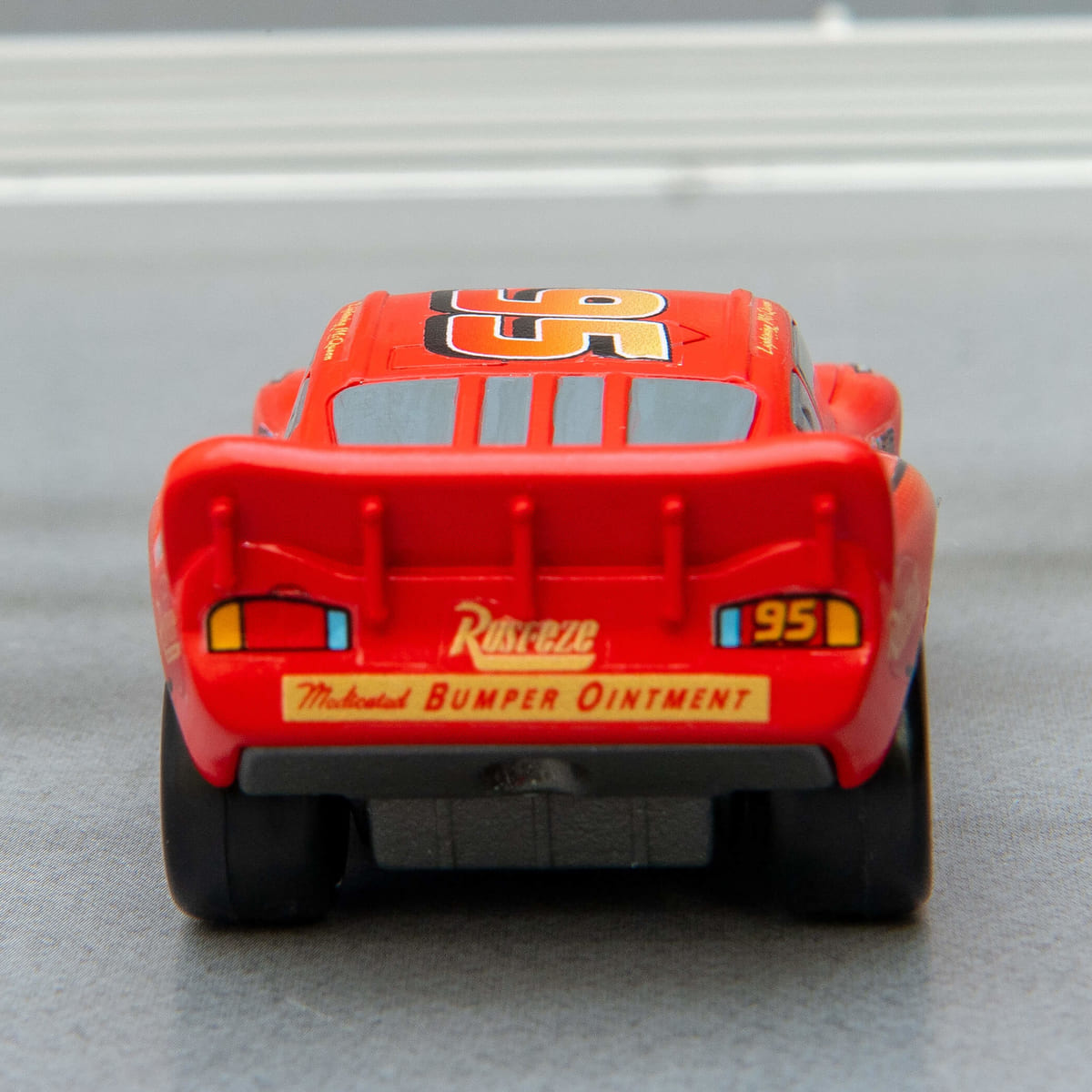 舌を出したかわいいマックィーン！カーズ トミカ ライトニング