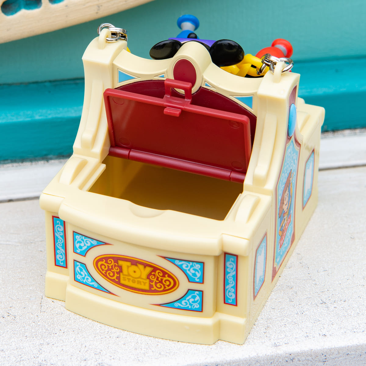 シューティングゲームを楽しむミッキーマウス！「トイ・ストーリー