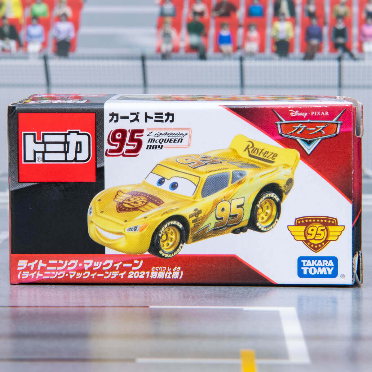 金色に輝くボディ！カーズ トミカ ライトニング・マックィーンデイ