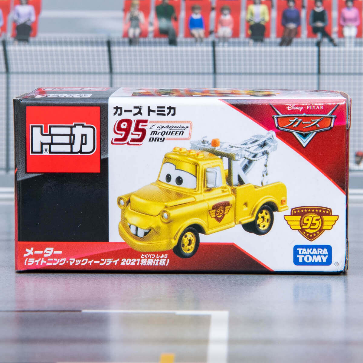 金色に輝くボディ！カーズ トミカ ライトニング・マックィーンデイ