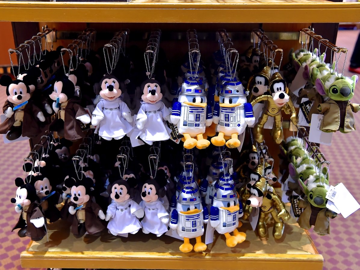 人気グッズの復刻&パーク先行発売も☆ディズニーランド スターウォーズ