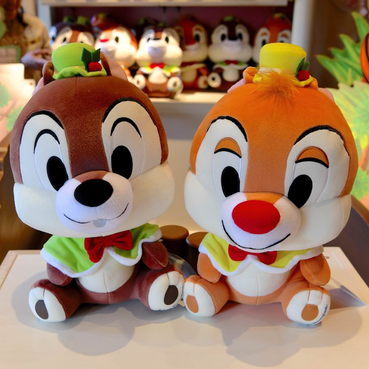 おしゃれに着飾るチップ＆デールのぬいぐるみ！ジャングルカーニバル