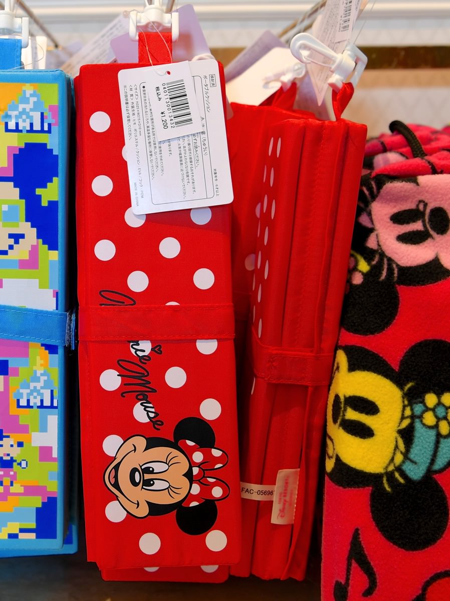 パレード待ちに使いたい！東京ディズニーランド ポータブルクッション