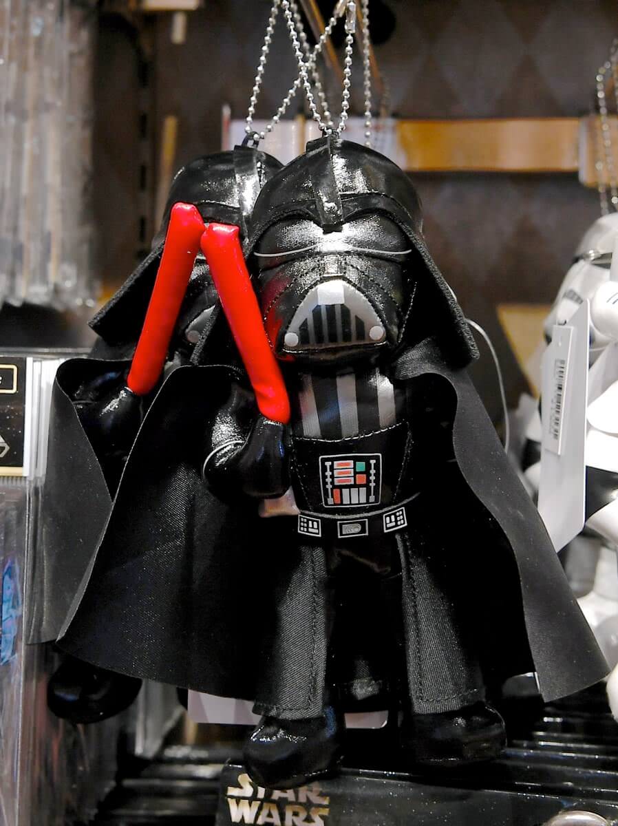 ぬいぐるみバッジやリアルなiPhoneケースも！東京ディズニーランド