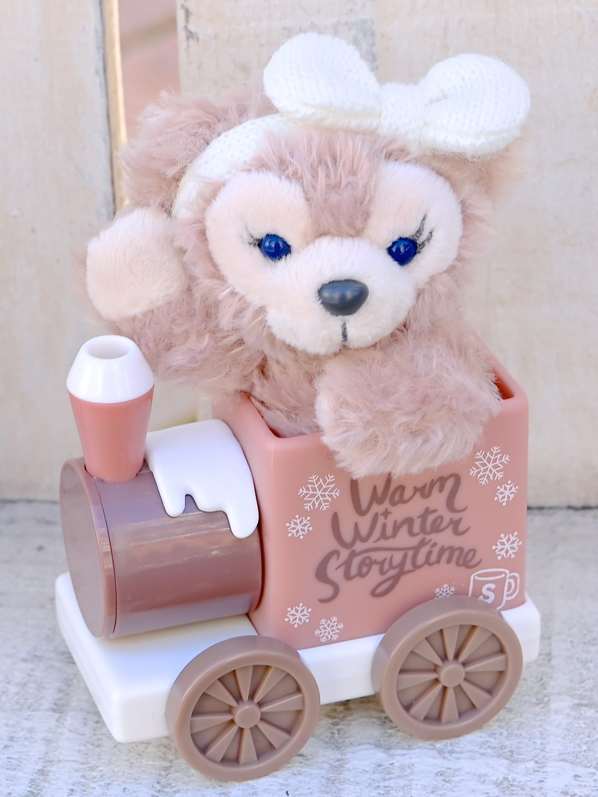 仲良く絵本を読むダッフィー＆シェリーメイ！「ダッフィー＆フレンズの