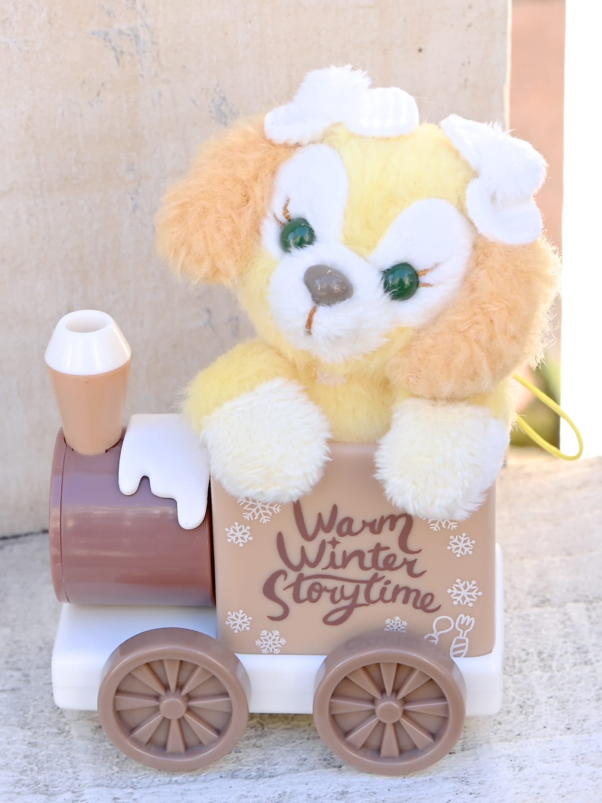 仲良く絵本を読むダッフィー＆シェリーメイ！「ダッフィー＆フレンズの