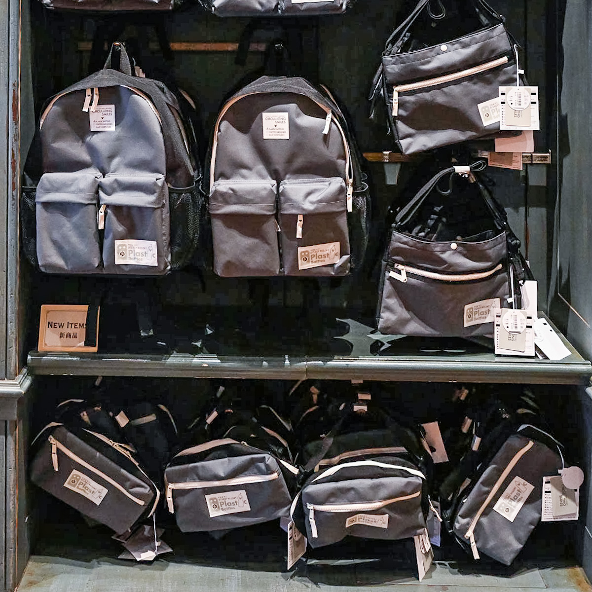 トラッシュカンとペットボトルをモチーフにしたデザイン！東京