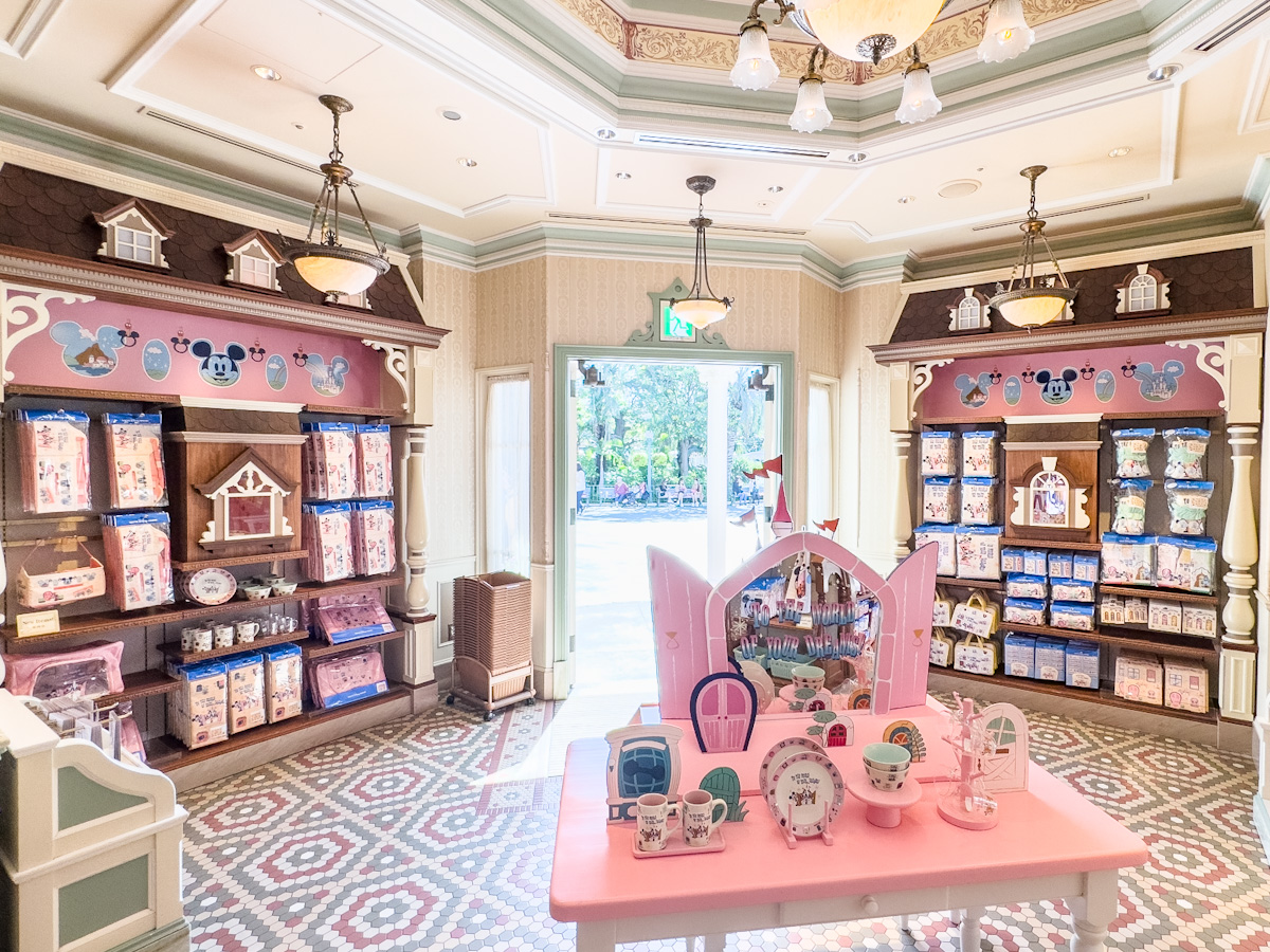 パーク内の窓やドアデザイン！東京ディズニーランド｢TO THE WORLD OF