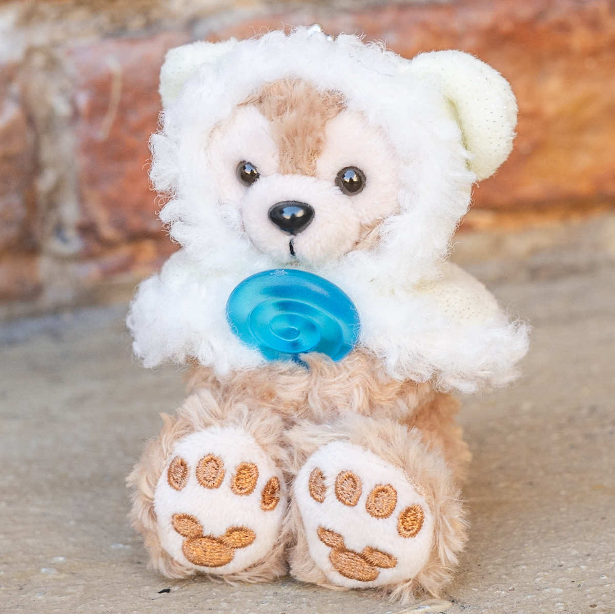 真っ白ふわもこコスチュームでキャンディーづくり！”ダッフィー