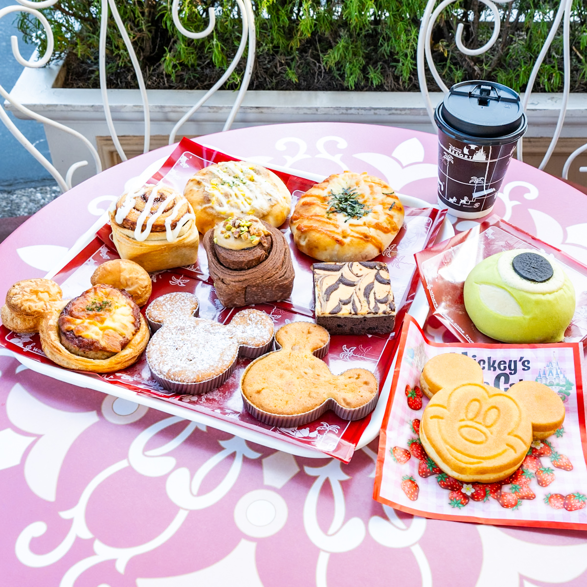 キャラクターモチーフのパンが食べられる！東京ディズニーランド