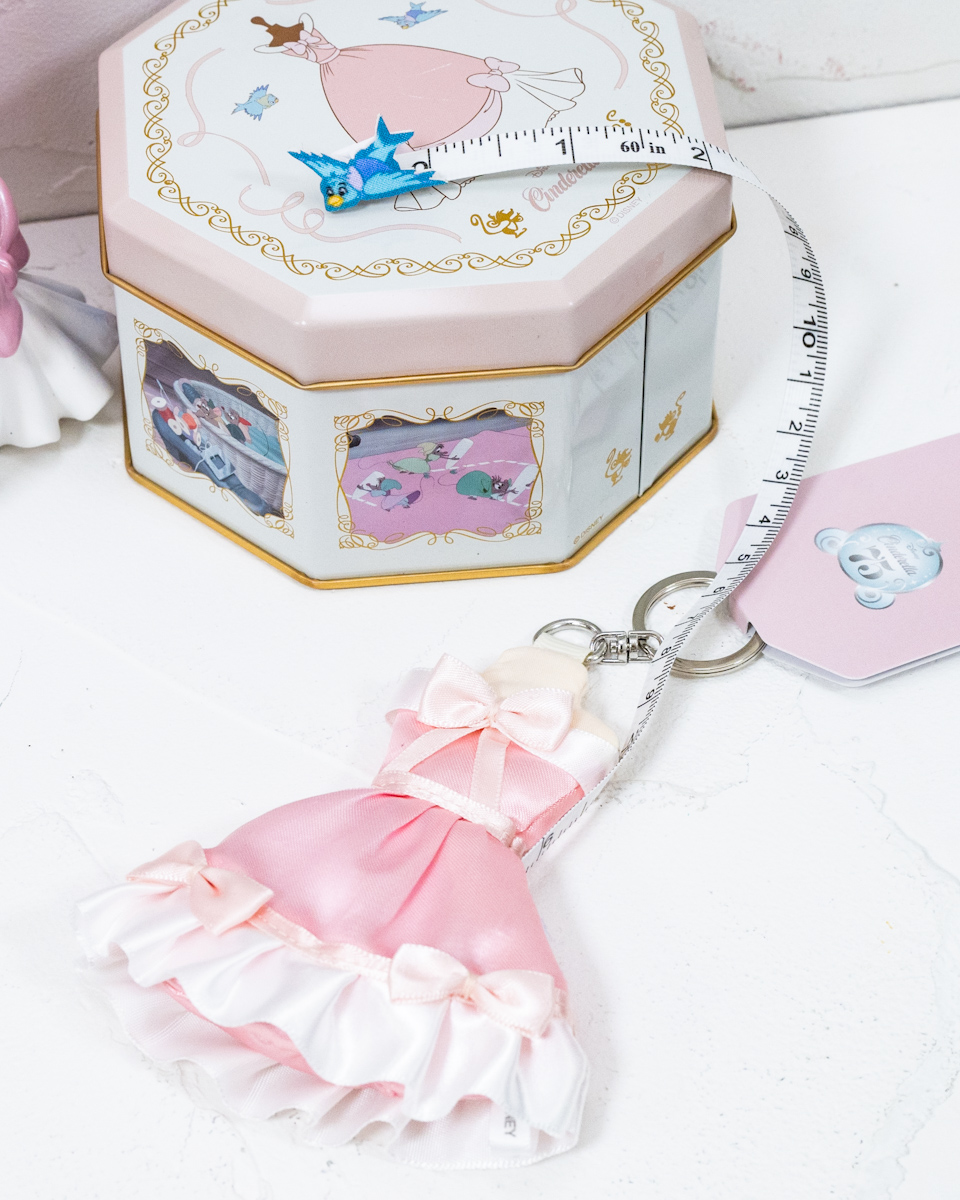 青い鳥やネズミたちがドレスをリメイクするシーンがモチーフ