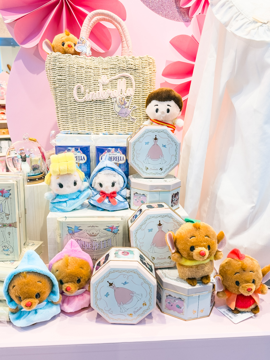 青い鳥やネズミたちがドレスをリメイクするシーンがモチーフ