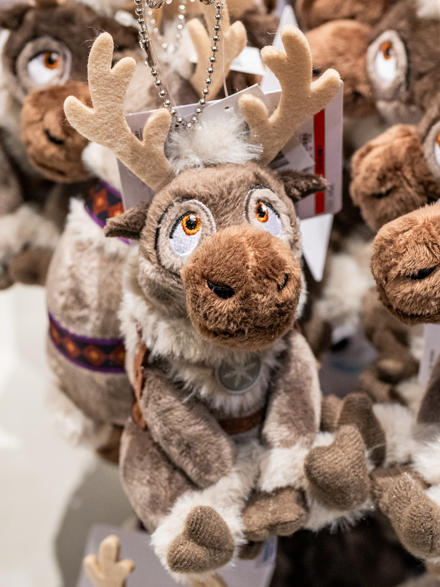 お座りしたかわいいスヴェン！東京ディズニーリゾート｢アナと雪の女王