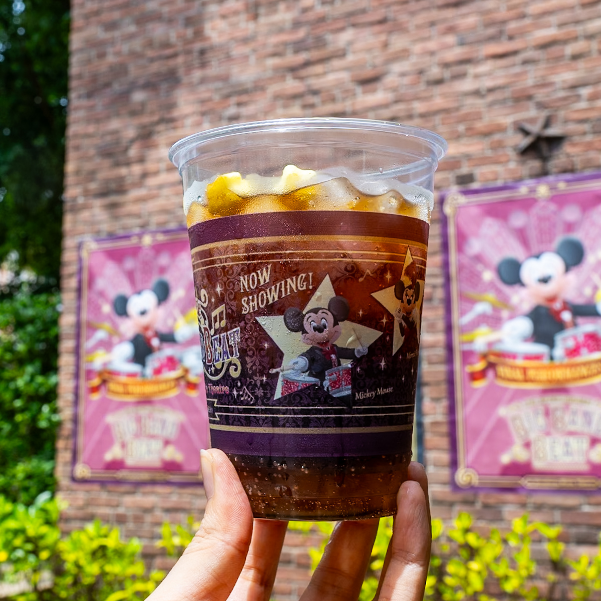 ミッキーの燕尾服をイメージしたスパークリングドリンク（コカ・コーラ