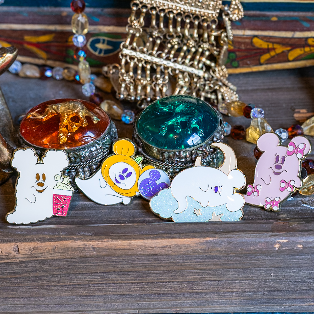 ゴーストデザインのクッション2種とピンバッジ5種！東京ディズニーシー