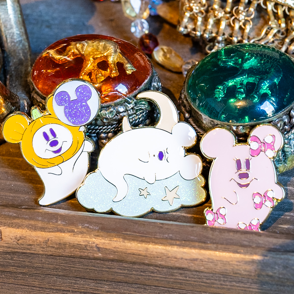 ゴーストデザインのクッション2種とピンバッジ5種！東京ディズニーシー