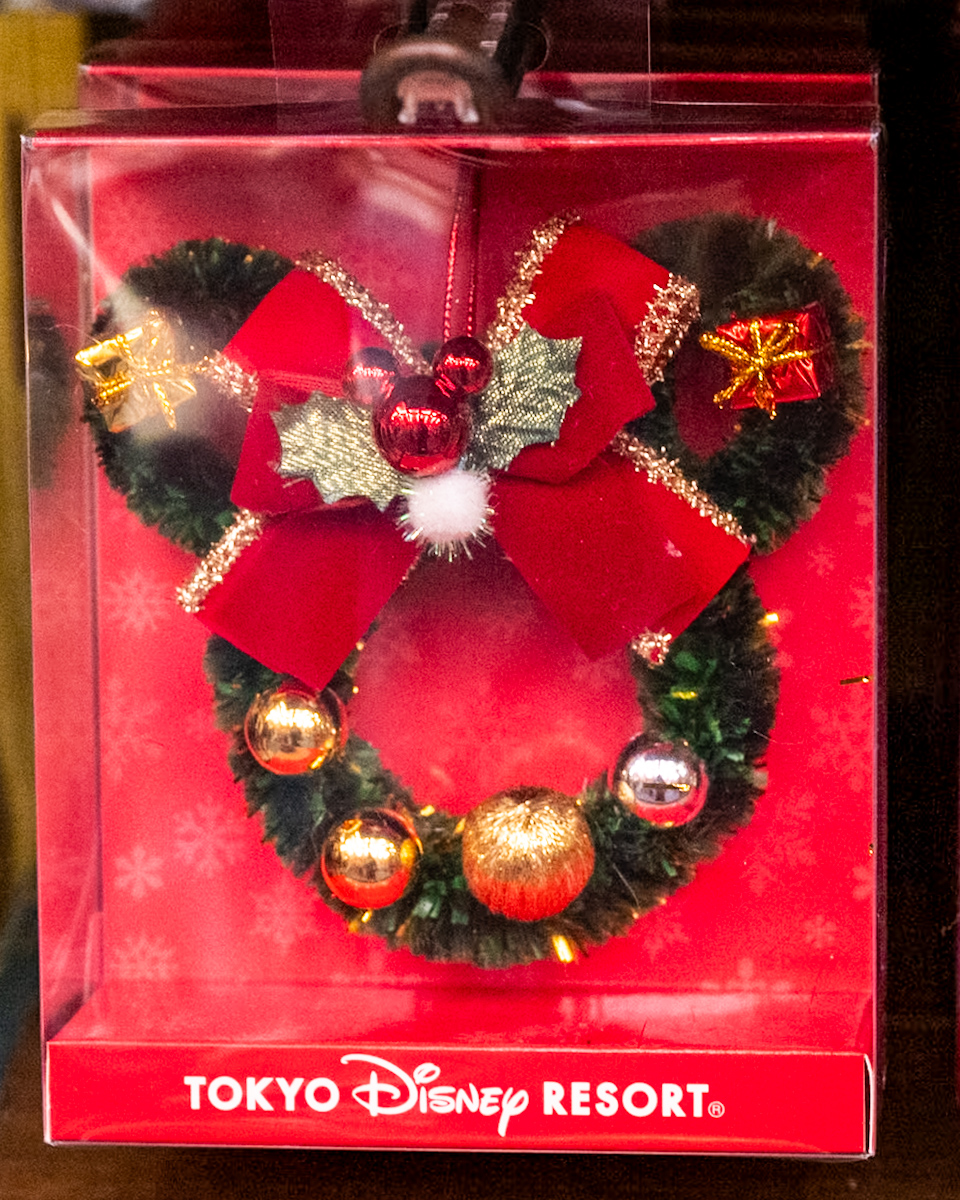 クリスマスの飾り付けを手伝うミッキーたちをデザイン！東京ディズニー