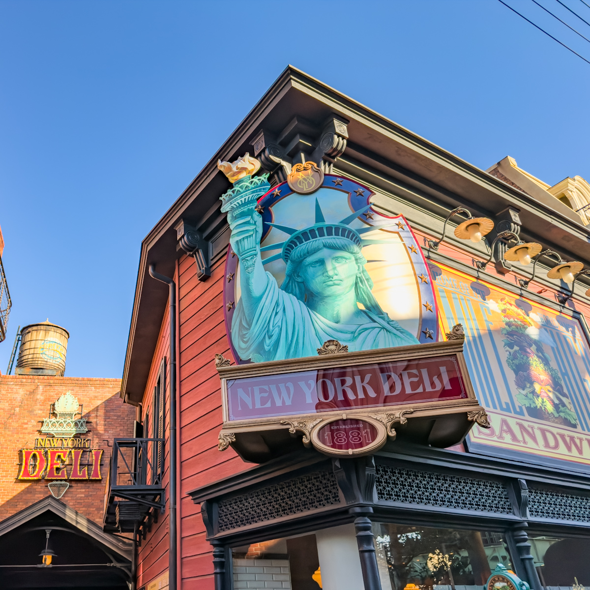 ボリューム満点ハンバーグとベーコンのサンド！東京ディズニーシー