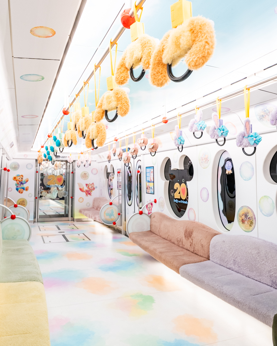ふわふわカラフルな座席シート！ディズニーリゾートライン「ダッフィー