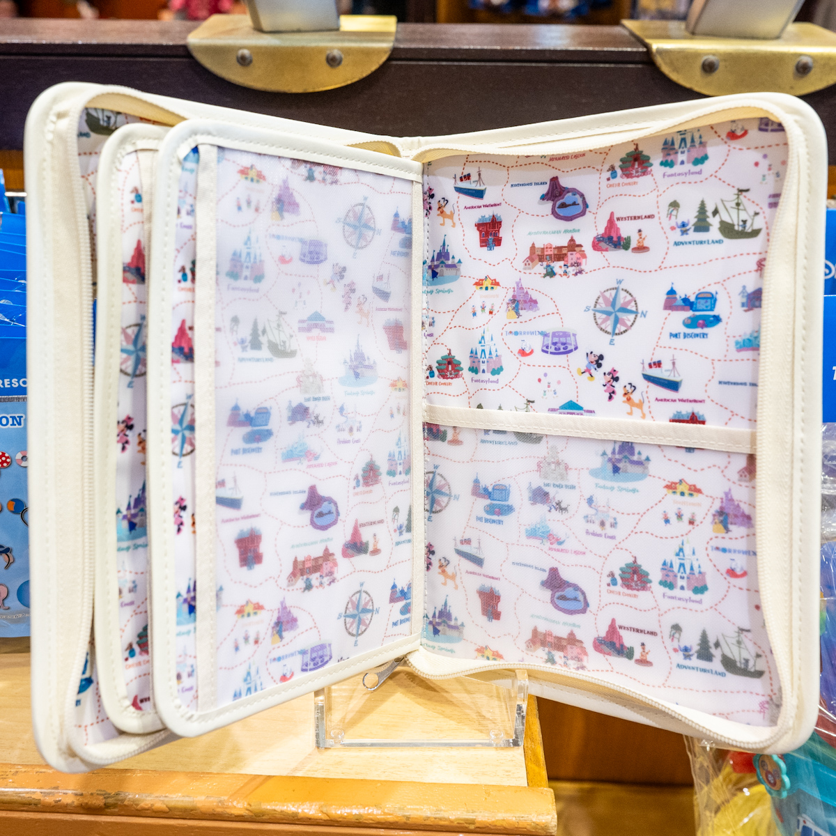 ピンバッジ、カンバッジが可愛く収納できる！東京ディズニーリゾート