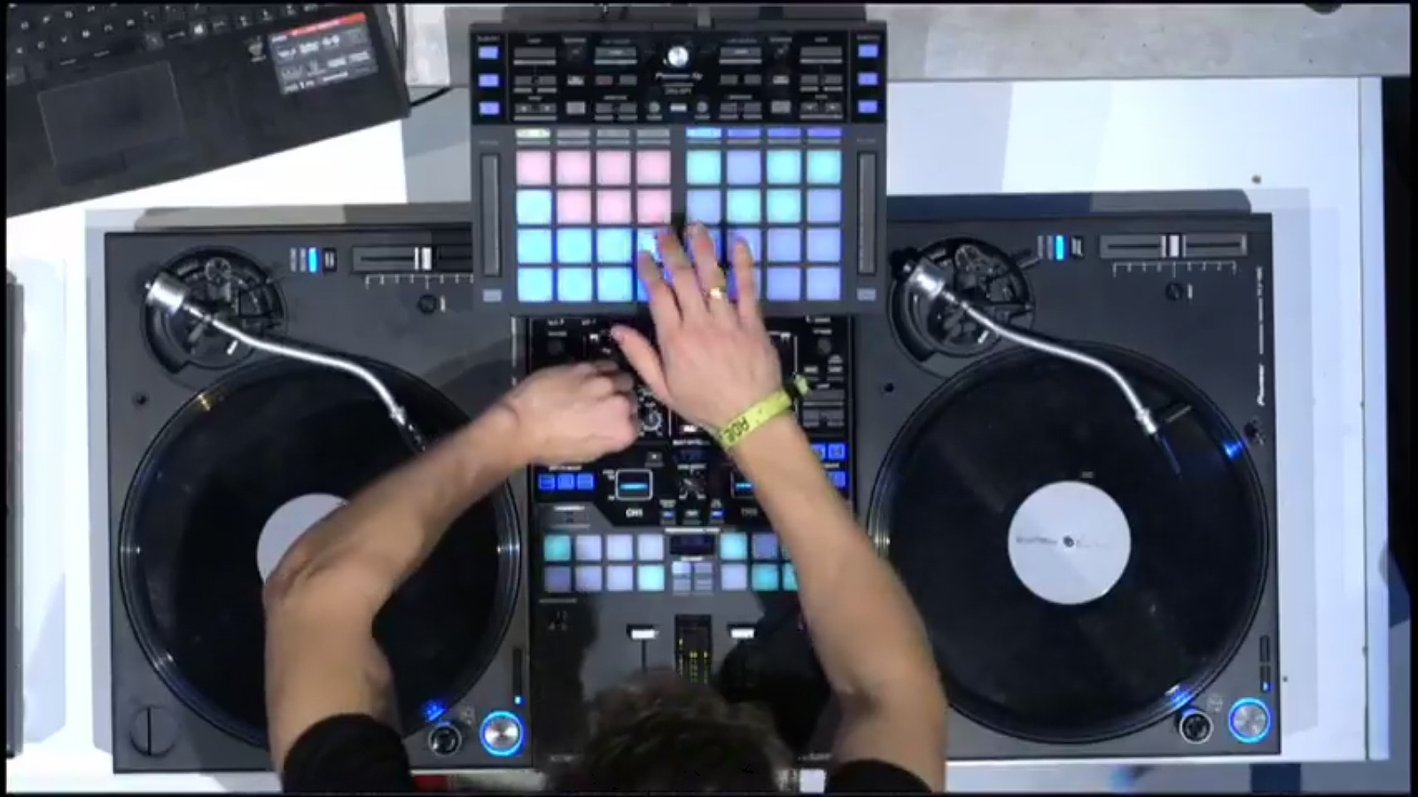 Pioneer(パイオニア) / DDJ-XP1はDJプレイのパフォーマンスには欠かせ