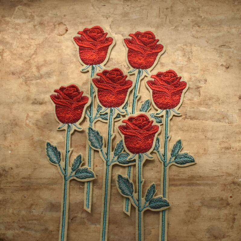 一輪挿しの花刺繍[レッドローズ_薔薇]ワッペン あっぷりけ仕上げ