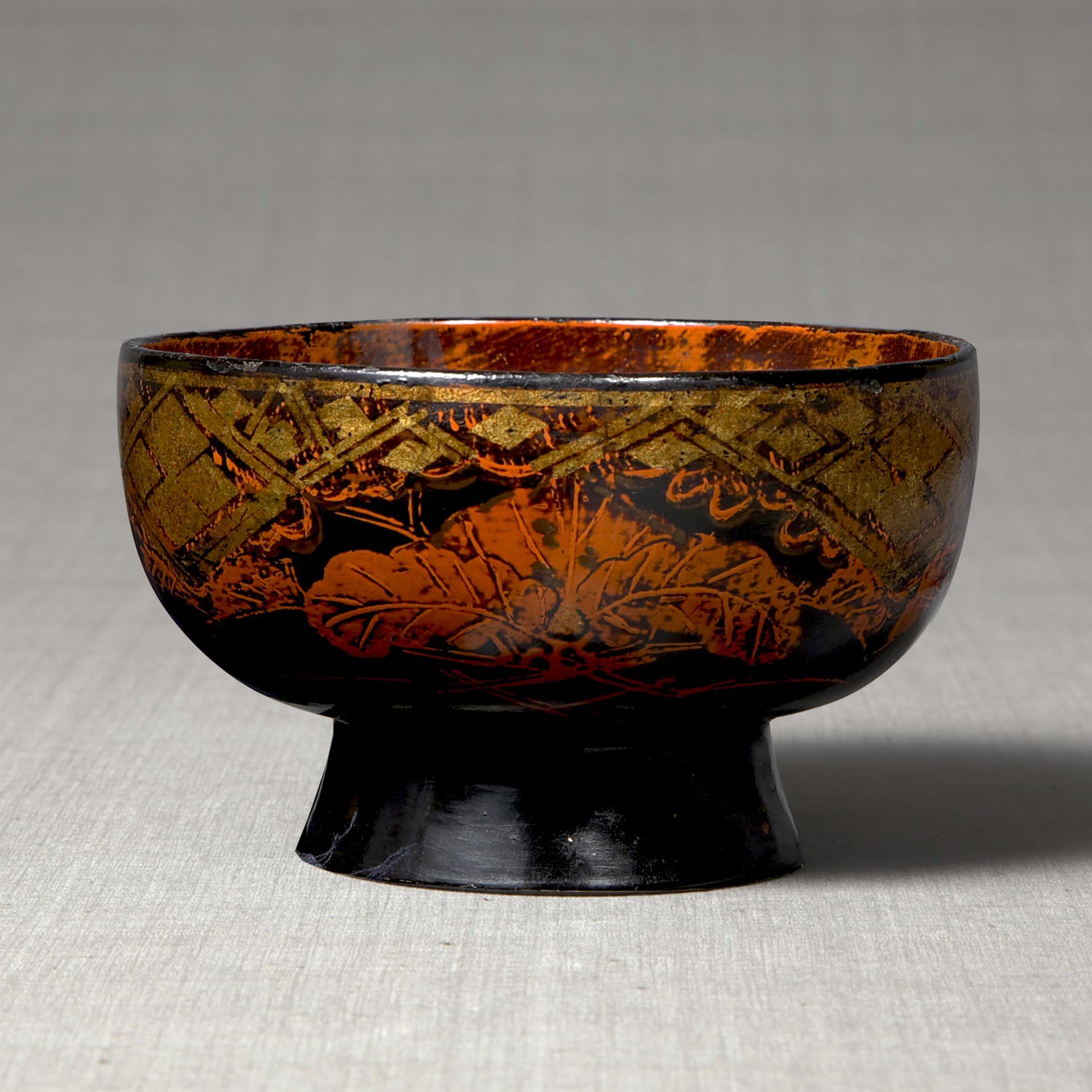 漆絵箔置柏文秀衡椀 - 所蔵品 | 日本民藝館