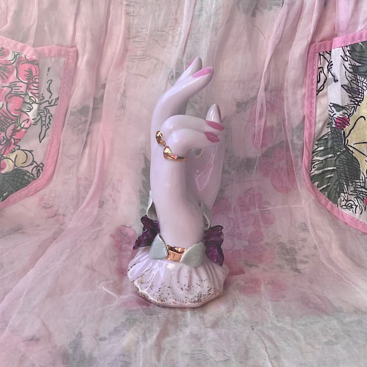 03Lefton 菫を飾ったピースの手のオブジェポーセリンリングホルダー