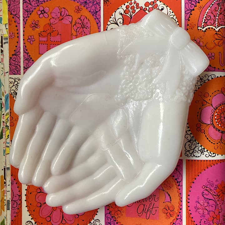 11『TOUCH OF BEAUTY』Avonホワイトミルクガラスハンドトレイ両手タイプ