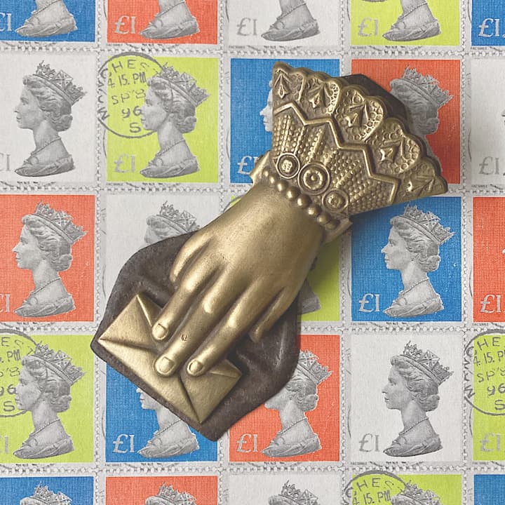 040手紙に添えた貴婦人の手 真鍮ハンドクリップB