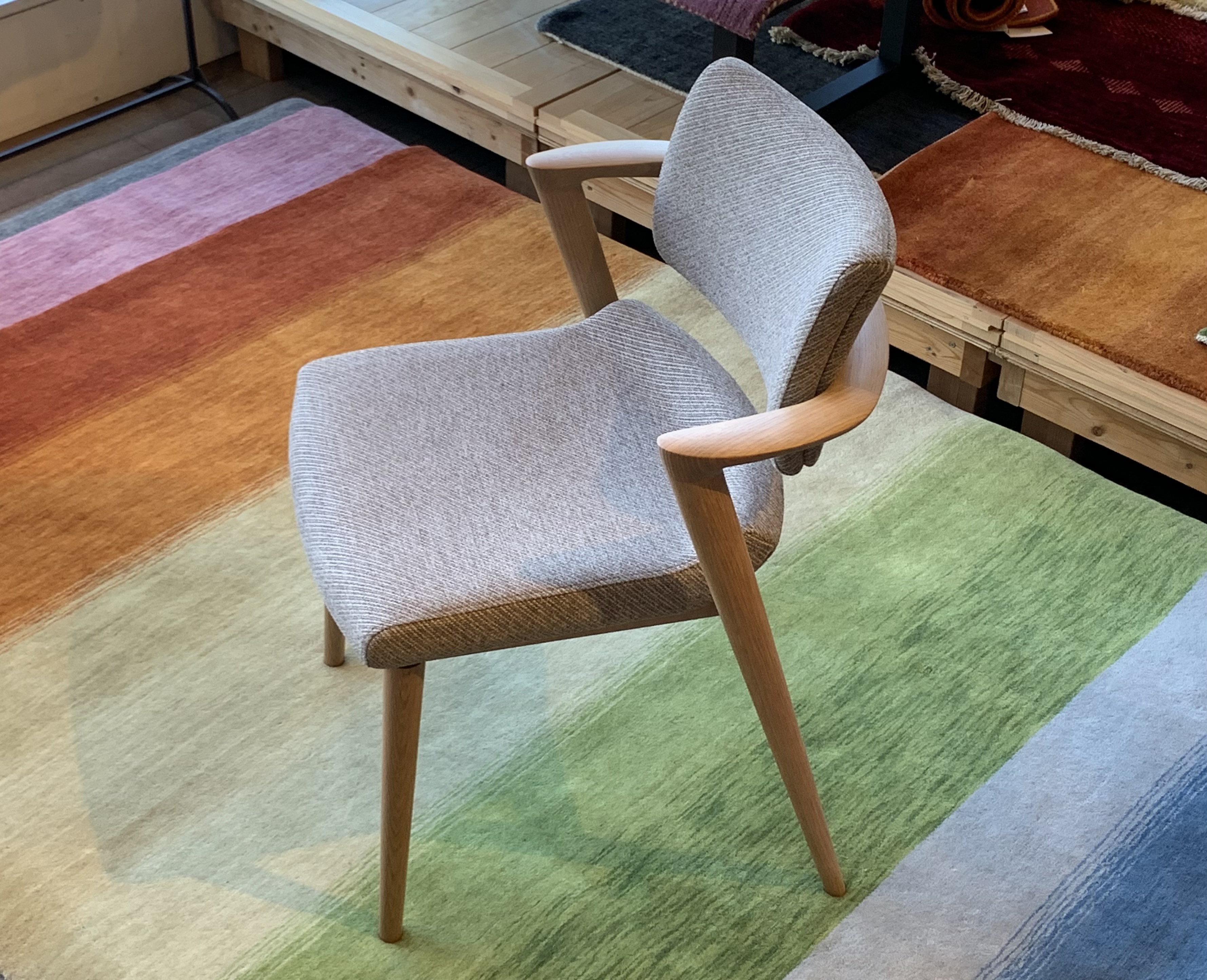 身体にフィットするセミアームチェア - 丁寧な暮らしの店・日本家具