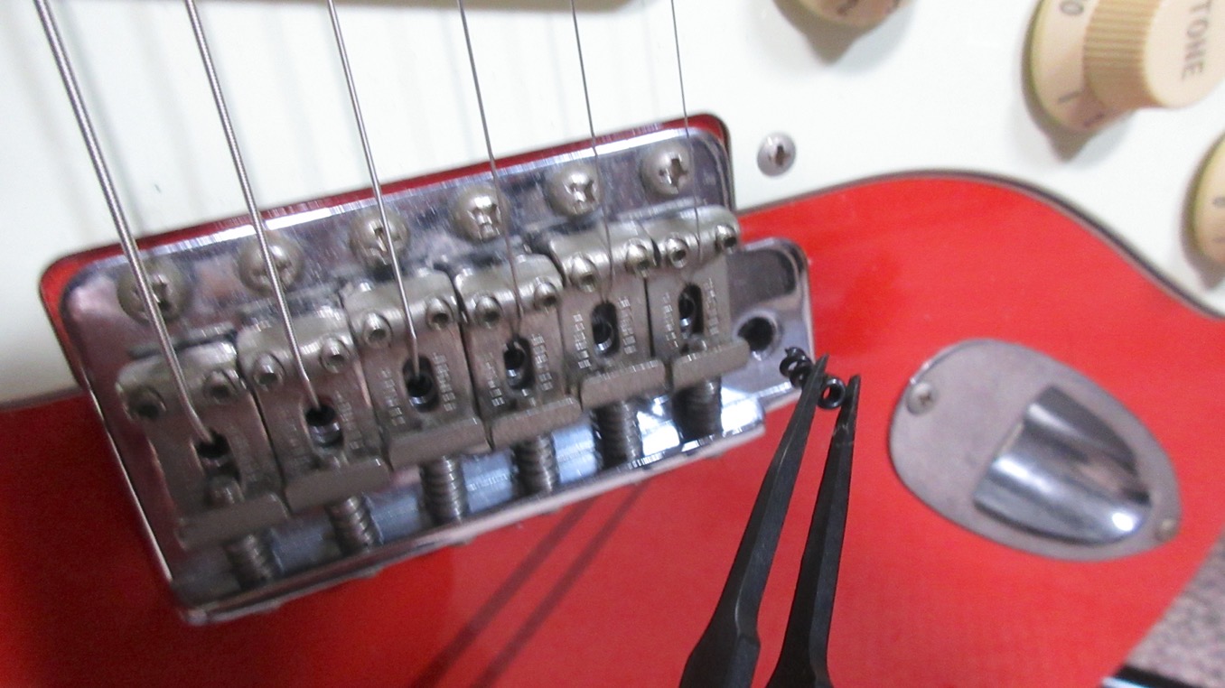 ストラトのトレモロ・アームをビンテージとスタンダードで比較