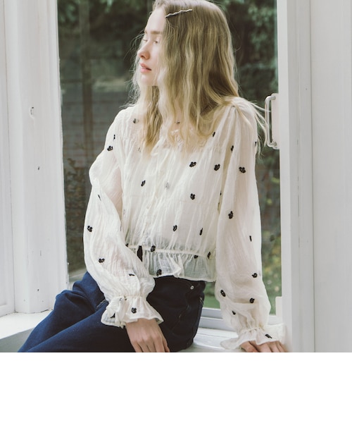 花柄刺繍ギャザーブラウス｜アルシーヴの通販｜&mall（アンドモール