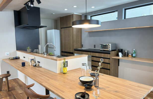 キッチンカウンターに続くダイニングテーブルはこだわりの造作 - 株式