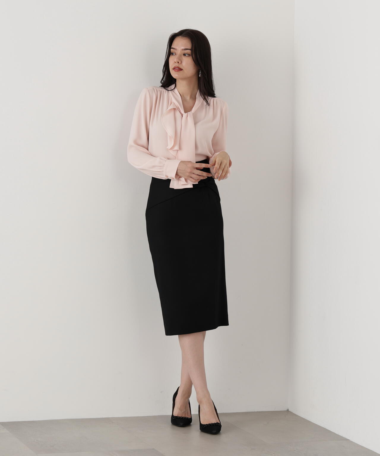 WEB/店舗限定カラー］ラッフルアクセントボウタイブラウス