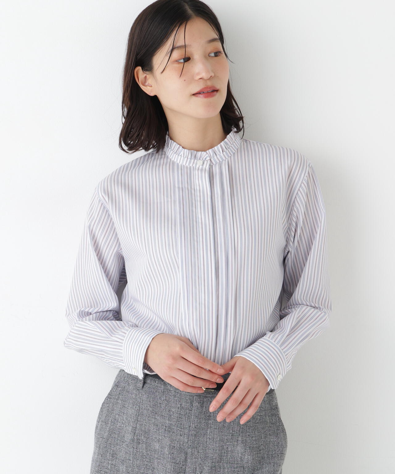 ≪洗える≫先染めストライプスタンドフリルブラウス | human woman