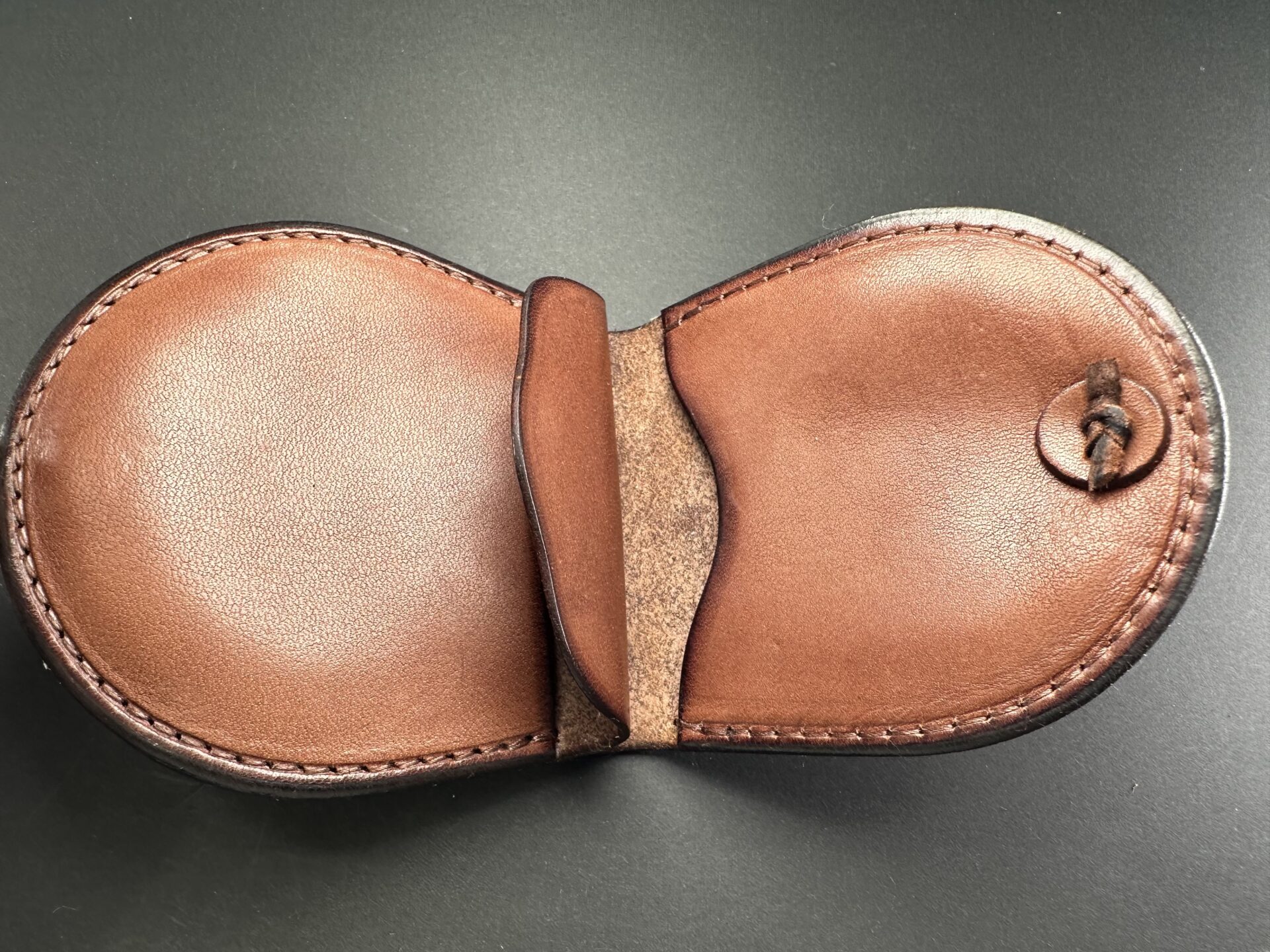 丸型小銭入れ (焦げ茶) 小銭入れ - MONTE-CARLO 原宿｜goro'sゴローズ