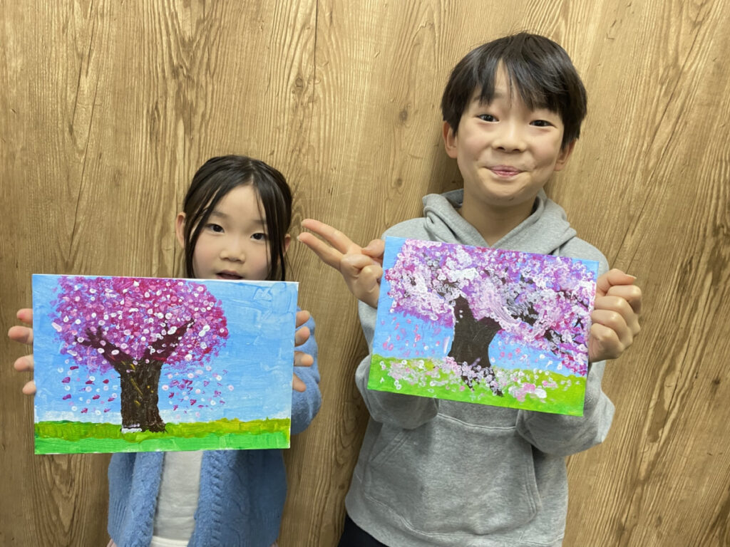 満開の桜をキャンバスに！子供たちがアクリル画に挑戦しました